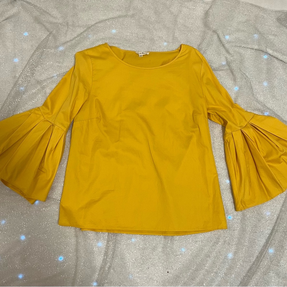 Jane and Delancey bell sleeve top